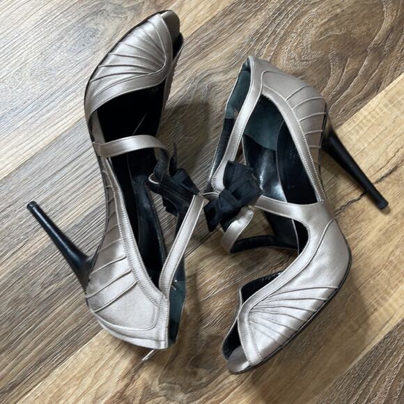 Gucci Satin Runway Bow Heels - Picture 8 of 16